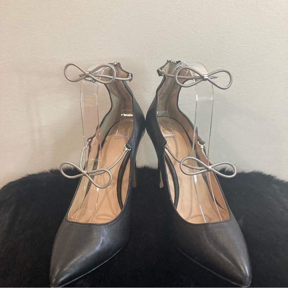 PLV Sz 9.5 POUR LA VICTOIRE Back Zipper Metal Bows Straps Pointy Toe Pumps - Picture 2 of 12